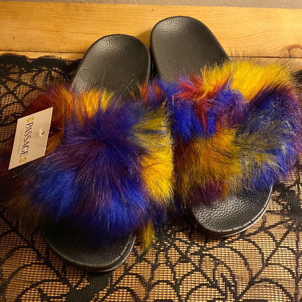 Shop LC Delivering Joy Multi outdoor slipper womens
